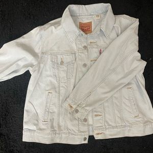 Light wash Levi’s denim jacket (XL)